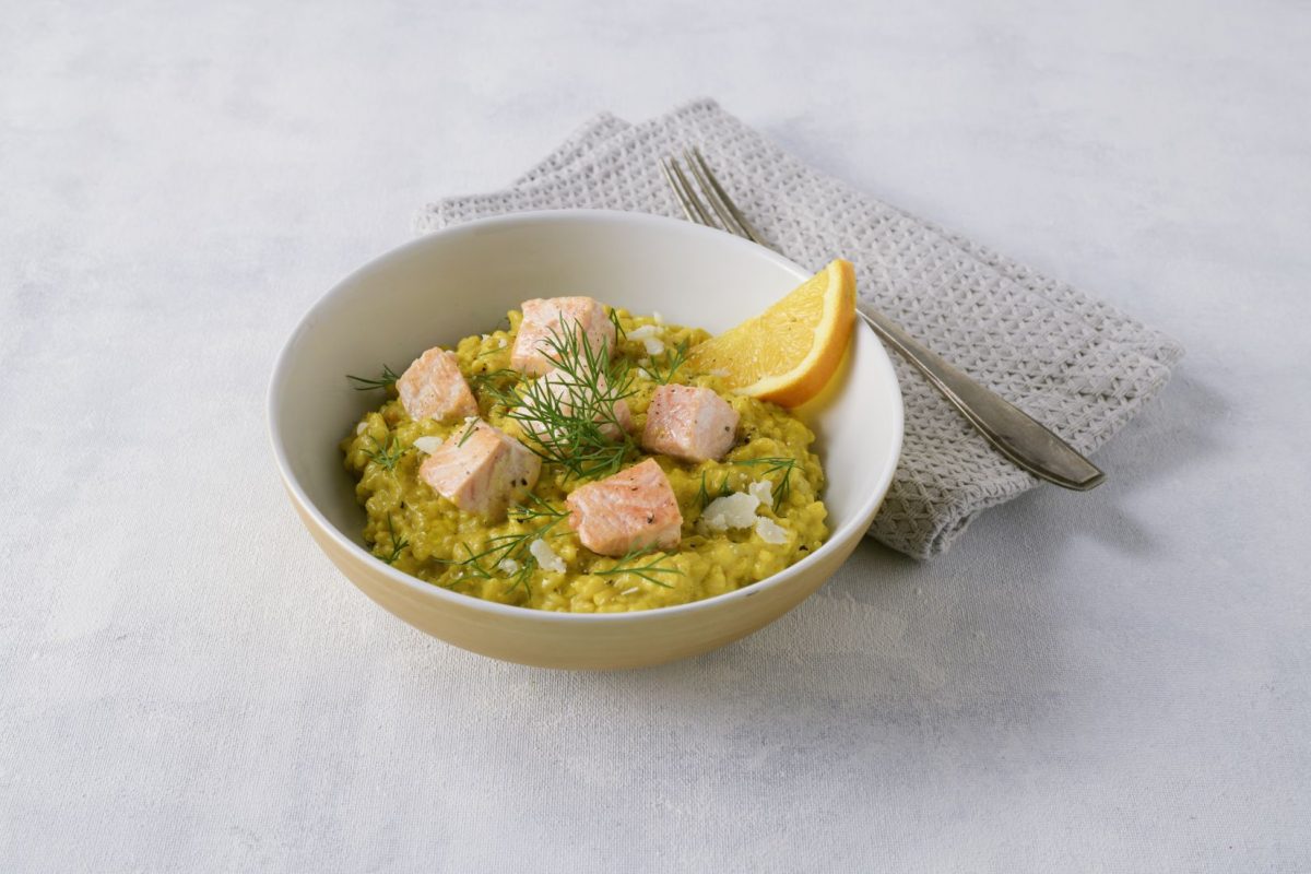 Grünes Risotto mit Pesto und gebackenem Lachs – eine clevere Art, Kindern Gemüse zu servieren