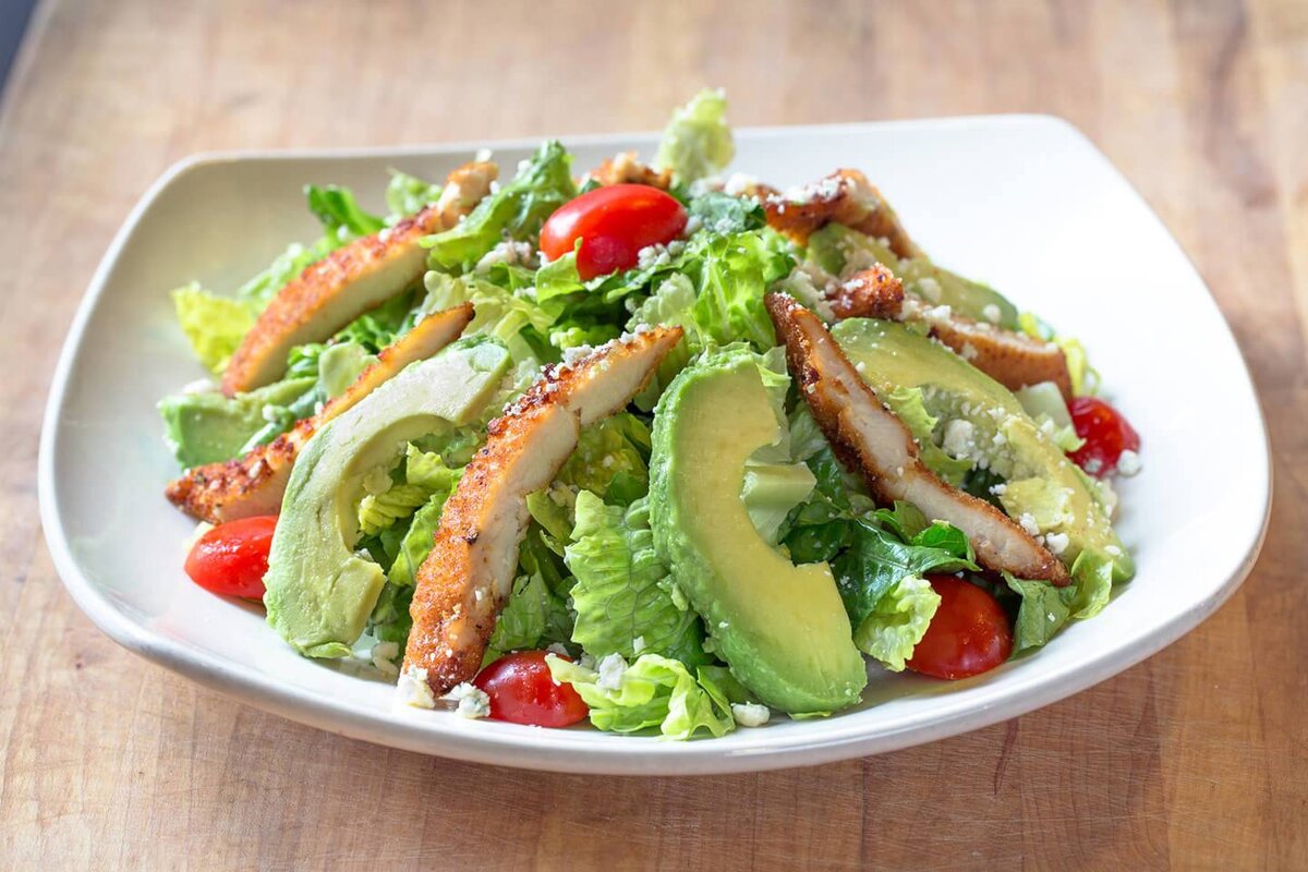 Die Kombination aus Avocado und Käse wird Ihr Herz erobern. Andere Salate treten in den Hintergrund