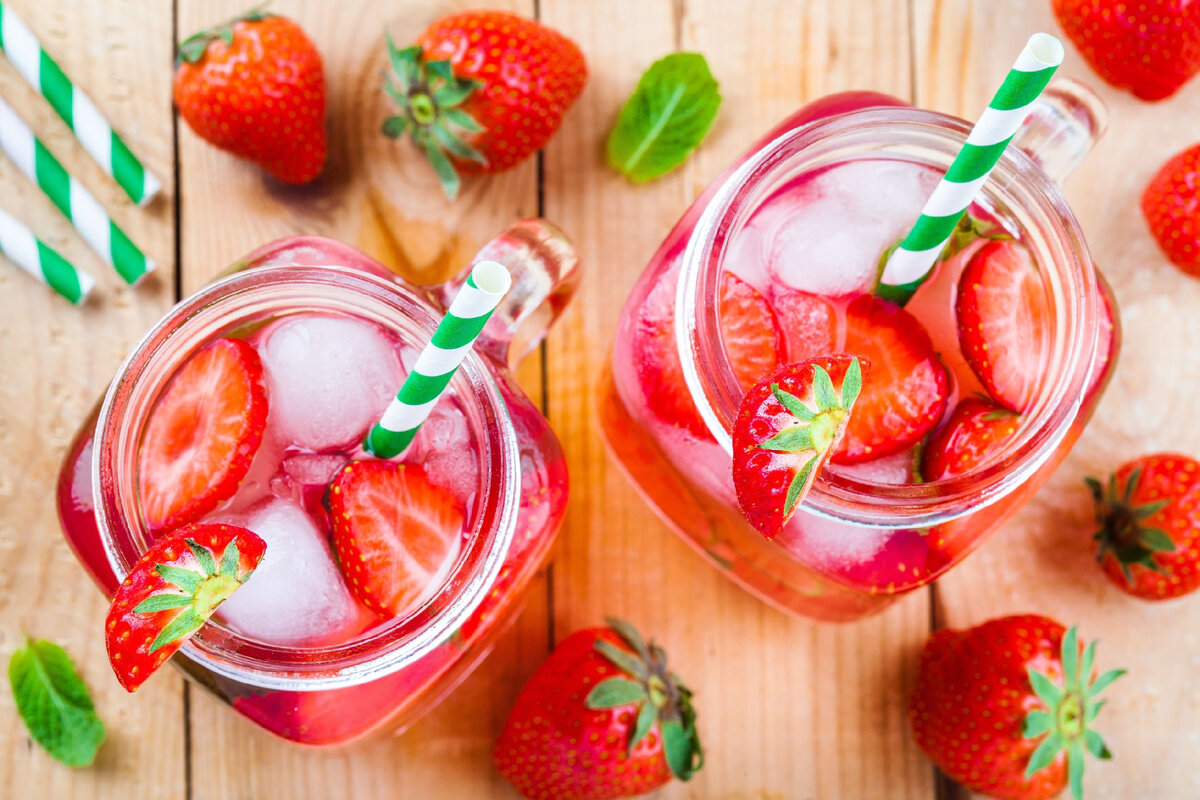 Ohne Zucker: Wie man Erdbeerlimonade mit einer geheimen Zutat zubereitet, die den Geschmack verstärkt