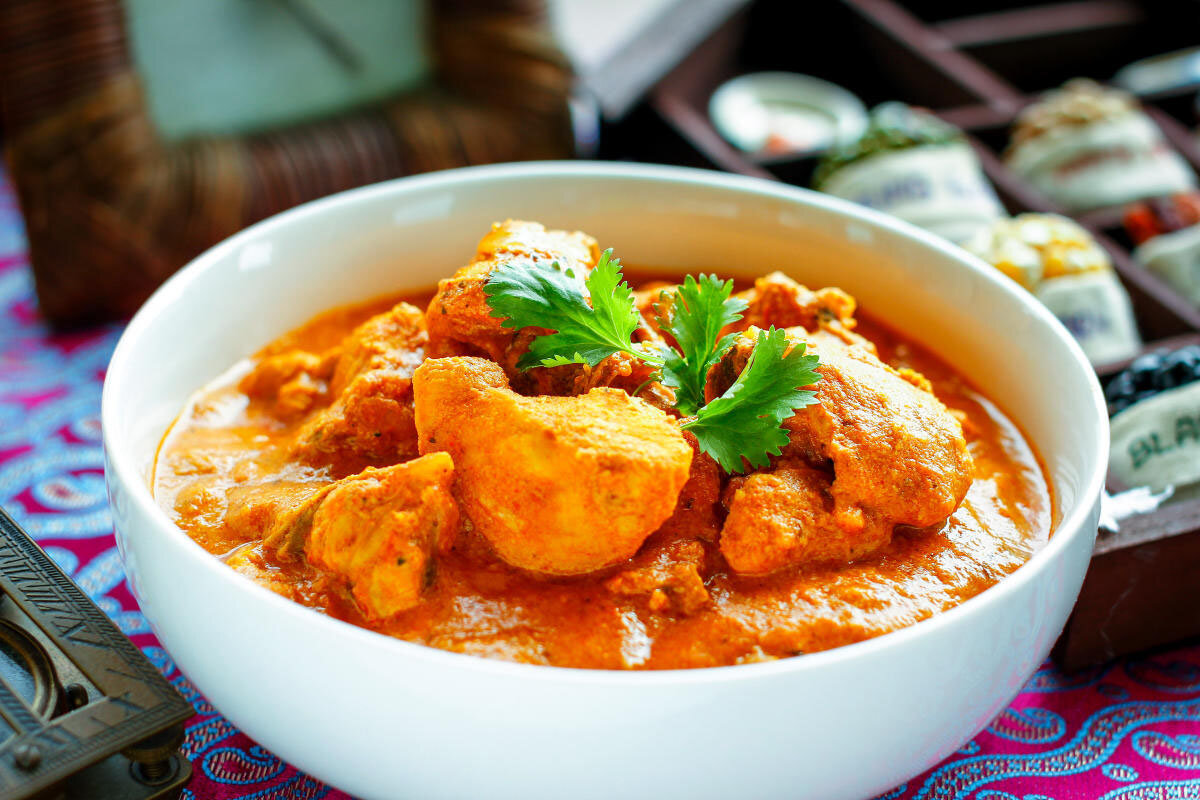 Dies ist kein gewöhnliches Hühnercurry. Diese leichte Variante ohne Milch und Sahne überrascht mit ihrem Geschmack.