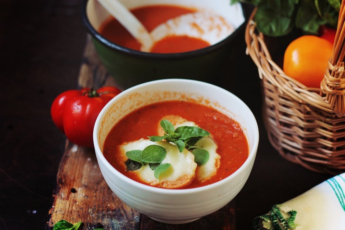 Der deutsche Koch fügt Püree zur Tomatensuppe hinzu. Mittagessen wie in einem guten Restaurant