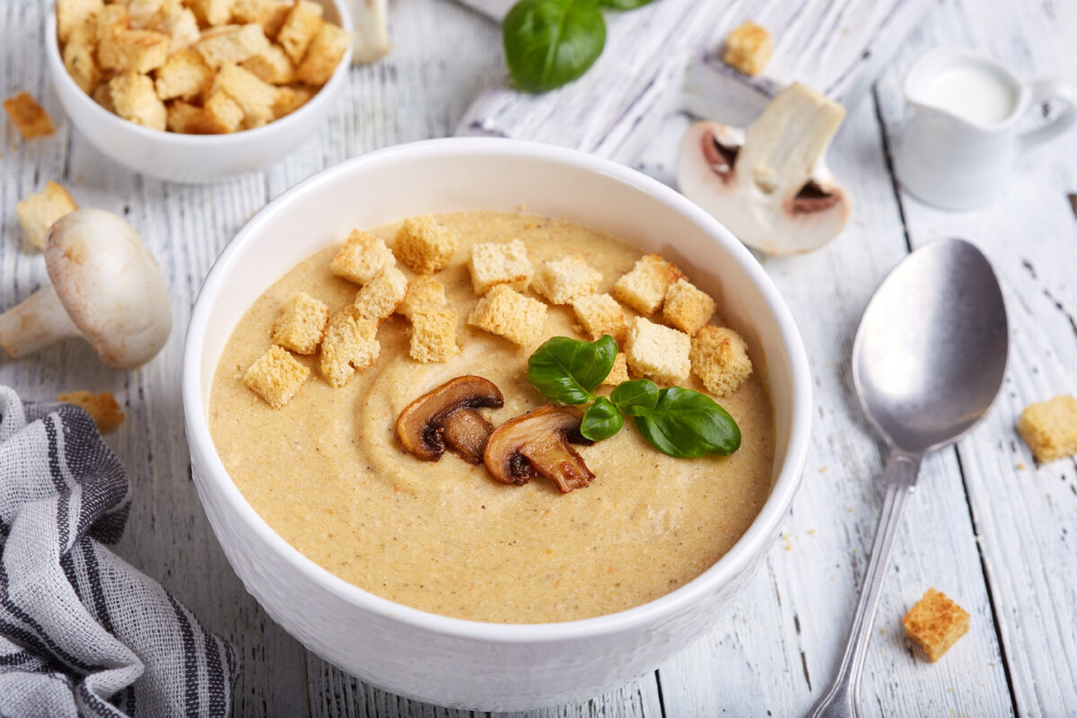 Neben Kürbis und Zucchini: fünf proteinreiche Gemüsesuppen, die ideal für den Herbst sind