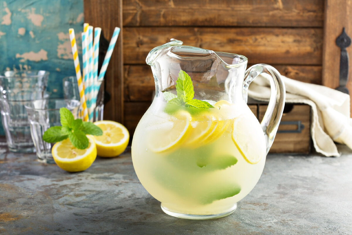 Wie man aus einer Zitrone 1 Liter Limonade zubereitet, erfrischend und in weniger als 10 Minuten