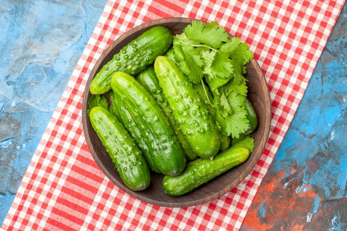 Nur wenige wissen, dass sie den Körper entsäuern und harntreibend wirken. Menschen, die eine Diät machen, sollten jeden Tag Gurken essen.