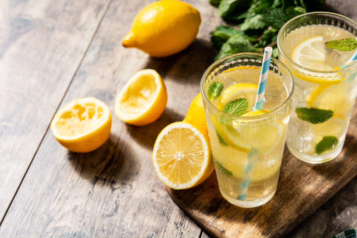 Wie man aus einer Zitrone in weniger als 10 Minuten 1 Liter erfrischende Limonade zubereitet