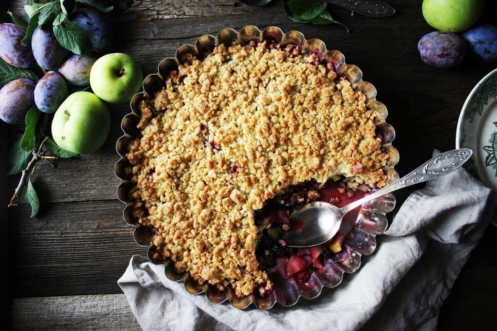Nimm die Pflaumen und streu die Streusel drüber. Mach die gesunde Version und genieß den Geschmack von Zimt