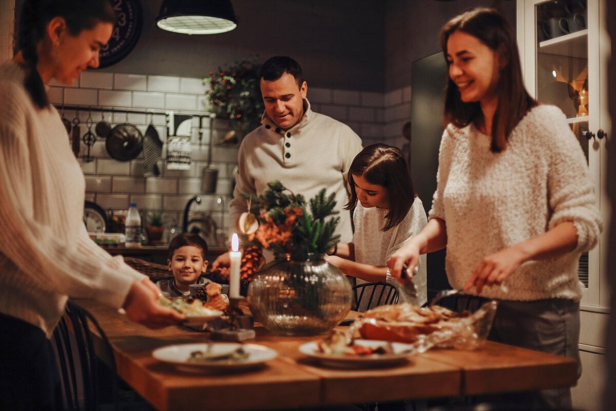 Experten zufolge ist dies die ideale Zeit für das Abendessen – so kann man das Essen und die Zeit mit der Familie besser genießen