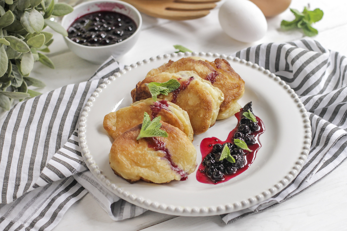 Zitronenpfannkuchen mit Johannisbeermarmelade