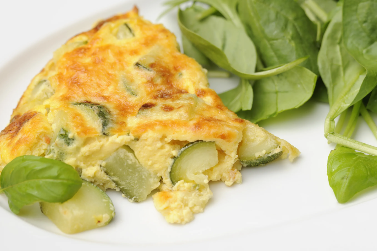 Ich habe das Omelett zum Abendessen durch diese gebackenen Eier mit Zucchini ersetzt, ein gesundes Gericht, das köstlich schmeckt.