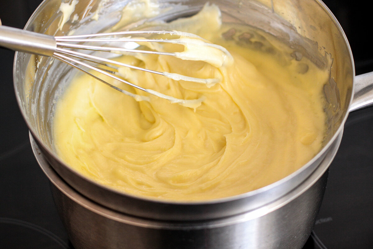 Der Puddingkuchen ist der Hit meiner Mutter. Jedes Mal, wenn sie ihn zubereitete, habe ich die Creme aus der Schüssel geleckt.