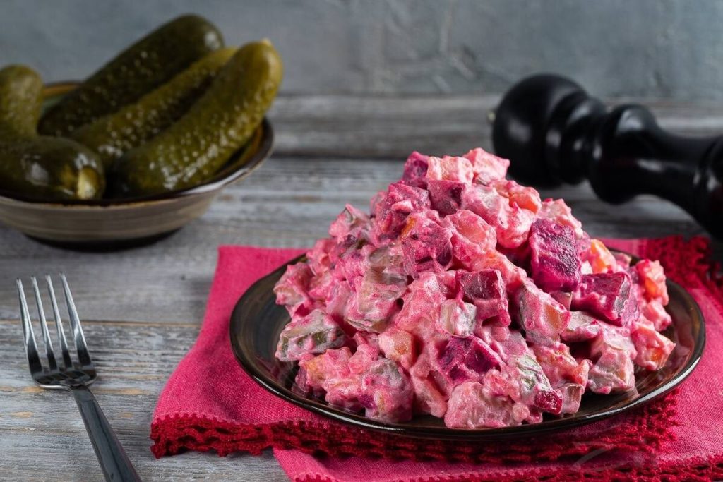 Reiben Sie Rote Beete und Salzgurken! Bereiten Sie einen Salat zu, der Ihren Darm stärkt