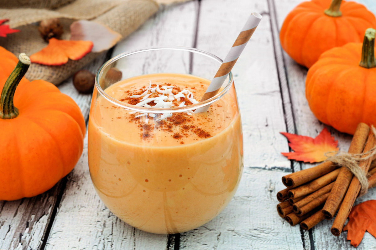 Ein wärmender Herbstcocktail ist in wenigen Minuten zubereitet. Gute Laune garantiert.