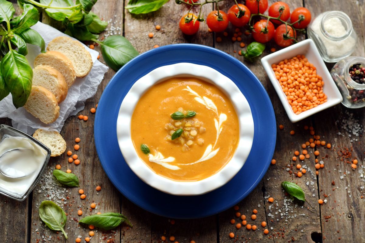 Neben Kürbis und Zucchini: fünf Gemüse- und Proteinsuppen, die ideal für den Herbst sind