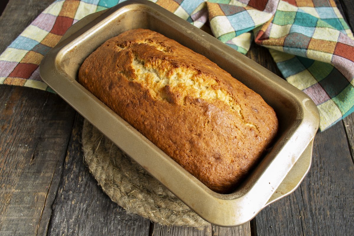 Es handelt sich nicht um Kefir oder Buttermilch. Fügen Sie es einfach hinzu und vergessen Sie hartes Brot. Es wird weich und bleibt lange frisch.