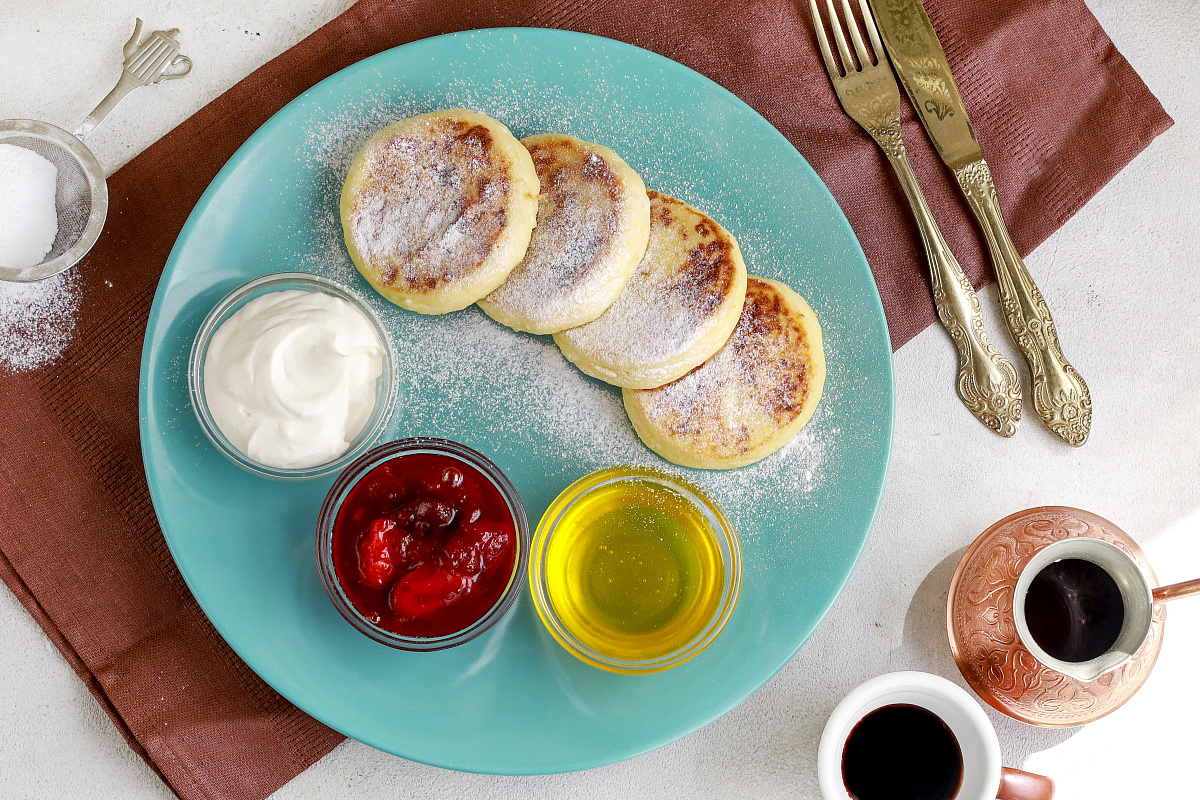 Quarkpfannkuchen sind so lecker, dass es egal ist, was man dazu serviert. Sie verschwinden blitzschnell vom Tisch.