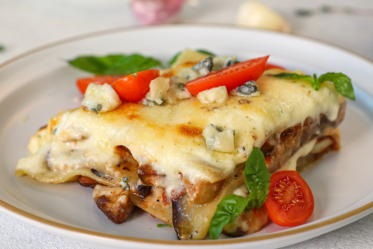 Leichte und gesunde Lasagne mit Hähnchen, Auberginen und Feta-Käse: die leichteste Variante.