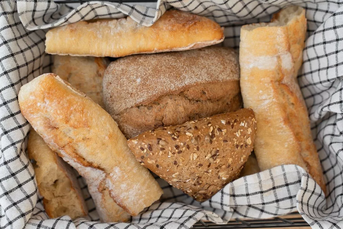 Weder Plastik noch Stoff: Der einfachste Trick eines Bäckers, damit Brot länger als zwei Tage frisch bleibt