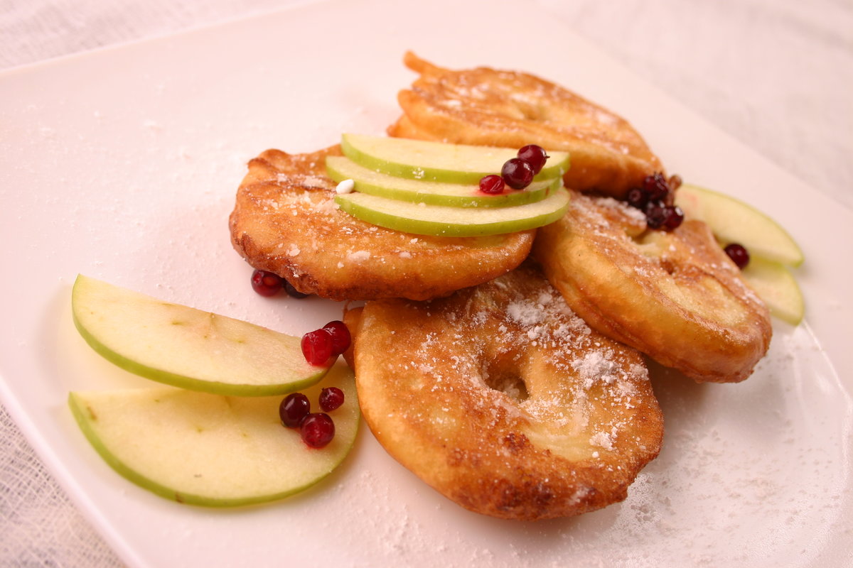 Bereiten Sie Apfel-Zrazy zu, die die Einfachheit und Eleganz der traditionellen Küche vereinen. Dieses Rezept ist über 200 Jahre alt.